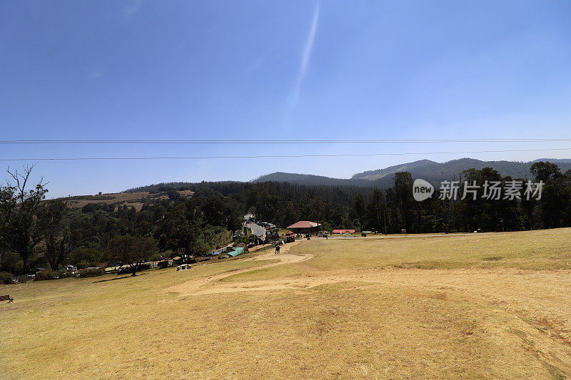 在晴朗的天空下，春天的Pagalkod Mund, Ooty，泰米尔纳德邦景观的美丽风景